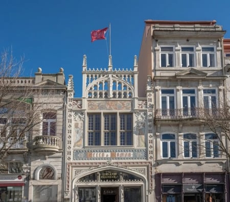 相較於兩側相鄰的店舖,萊羅書店新哥特風格的外觀相當突出,這包括二樓三扇窗戶上方的窗飾以及尖塔,或稱小尖頂。此外,經典的新哥特式四葉草圖案裝飾著兩側狹窄的柱狀結構,將書店正面與兩棟相鄰的建築區隔開來。寬闊的、裝飾性的石雕拱門勾勒出書店的正門。(Diego Grandi/Shutterstock)