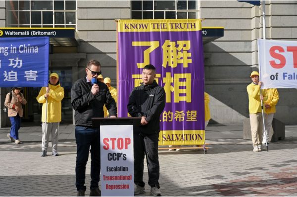 2025年6月28日,法輪功學員在紐西蘭奧克蘭集會遊行,揭露中共對法輪功學員長達26年的迫害,呼籲國際社會正義人士共同努力、制止中共的反人類罪行。圖為中國維權人士邢鑒(右)在集會上發表演講。(趙凱/大紀元)