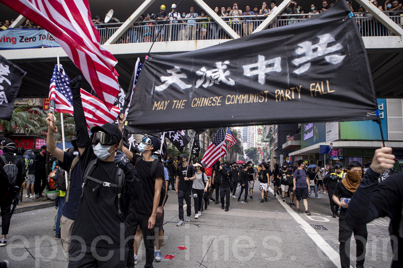 2019年9月29日，全球24個國家、65個城市舉行「全球連線-共抗極權」遊行，圖為香港遊行隊伍經過灣仔高喊天滅中共。（余鋼／大紀元）