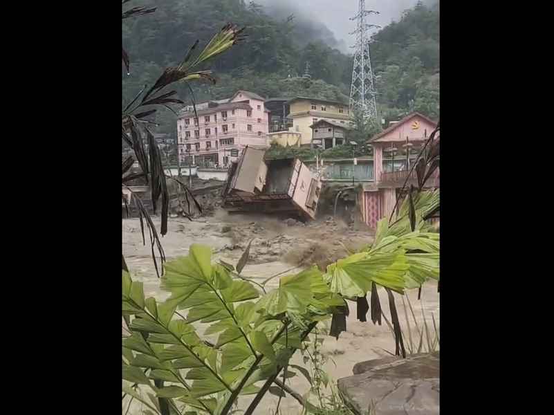 雲南暴雨引發洪澇 貢山四層樓民宅整棟墜江