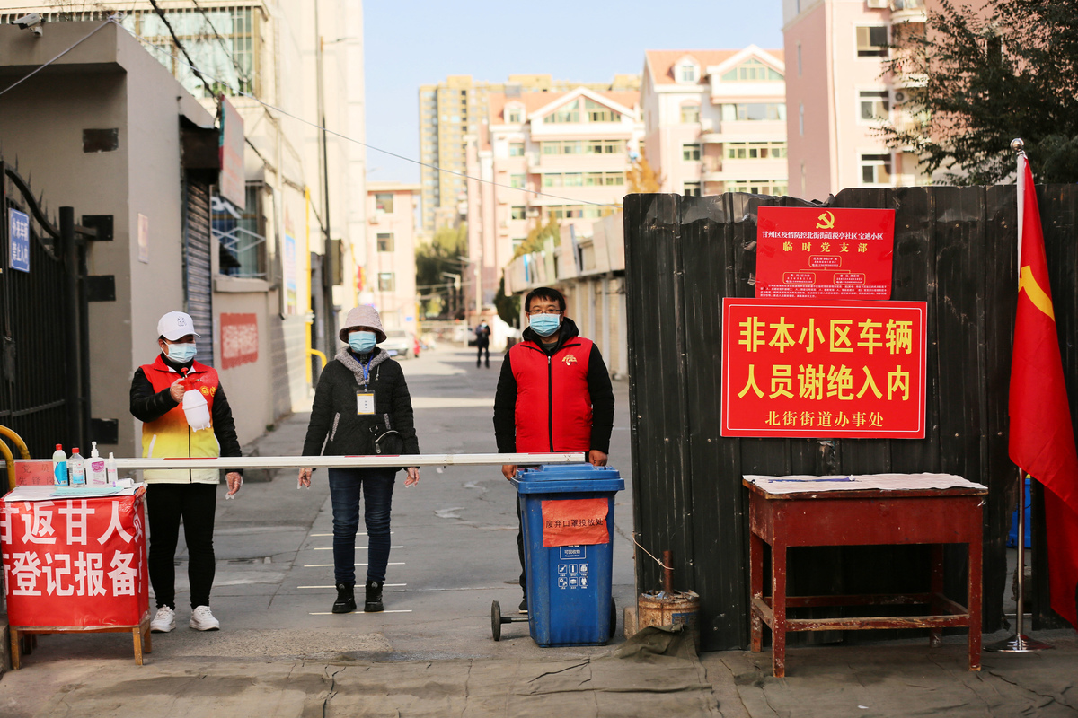 中國疫情蔓延至20省市，多地民眾對於中共「清零」措施苦不堪言。圖為中國西北部甘肅省張掖小區設置關卡。（STR/AFP via Getty Images）