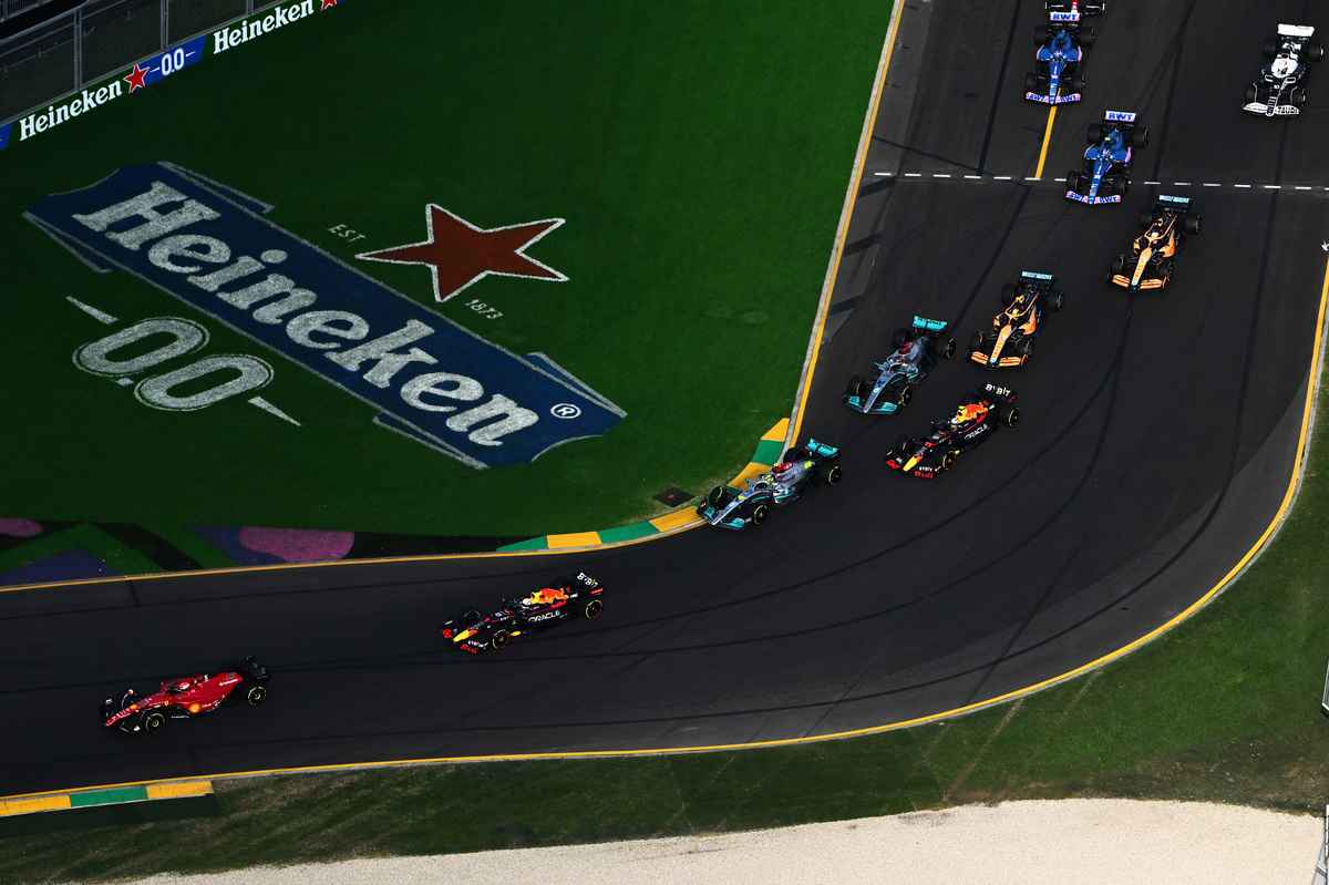 2022年4月10日，F1大獎賽賽季第三站——澳洲站，杆位獲得者法拉利摩納哥車手陸克萊一路領跑贏得勝利。圖為比賽開始後，賽車經過第一個彎道時的情景。（Clive Mason/Getty Images）