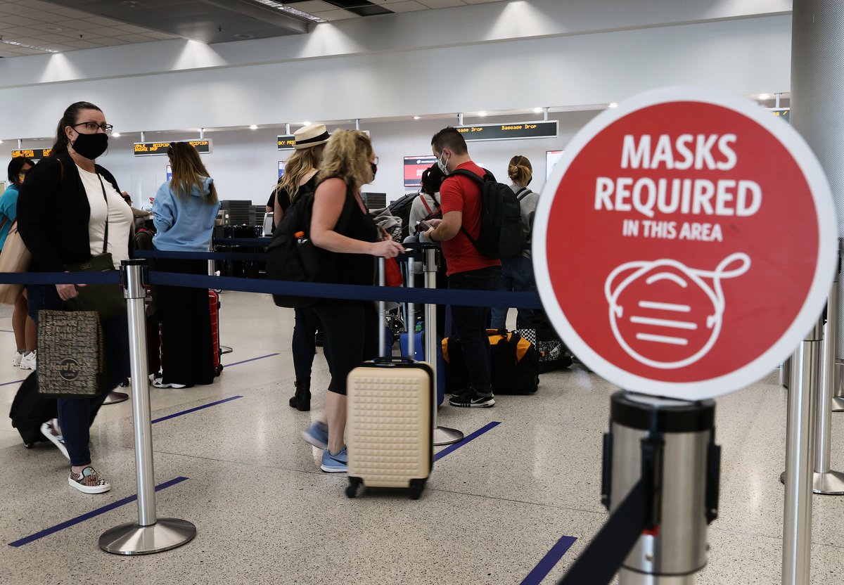 邁阿密國際機場達美航空服務台前的乘客。（Joe Raedle/Getty Images）