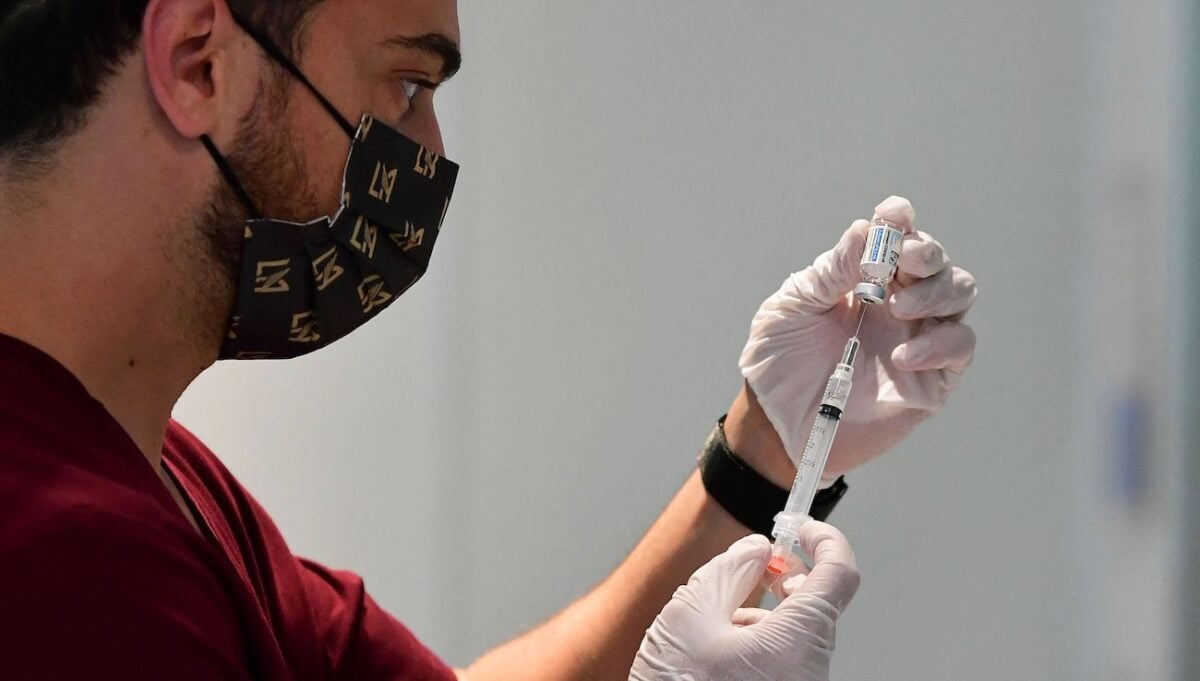 加州洛杉磯一位學生準備強生的COVID-19疫苗。圖攝於2021年5月7日。（FREDERIC J. BROWN/AFP via Getty Images）