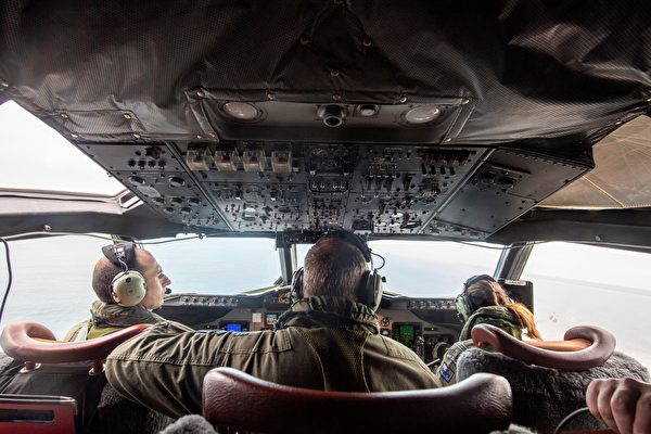 2022年1月17日，火山爆發後，一架P-3K2 Orion飛機上的機組人員正在勘察火山噴發後的湯加。（Handout/New Zealand Defence Force/AFP）