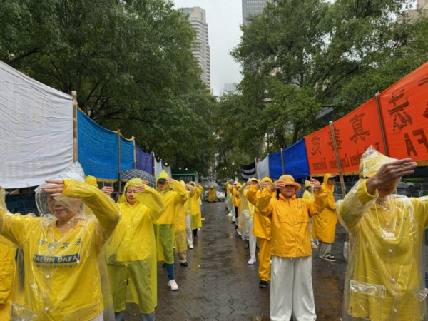 2025年9月25日,聯合國大會進入第三天,紐約地區部份法輪功學員一早冒雨來到聯合國總部前的抗議活動區——哈瑪紹廣場(Dag Hammarskjold Plaza)公園,展開橫額,有的做功法演示,有的發真相傳單,開始新一天的請願活動。(湯志衡/退黨中心)