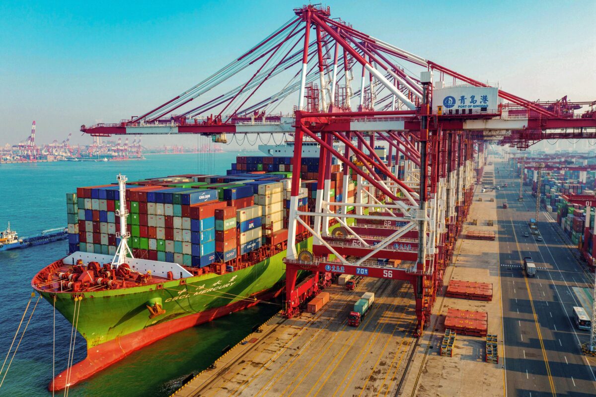2020年1月14日，一艘滿載貨櫃的貨船停泊在中國山東省青島市的一個港口。（STR/AFP via Getty Images）