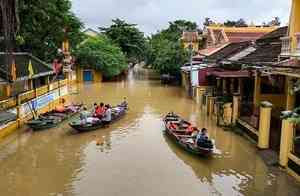 越南中部遭遇嚴重洪災 致13死11失蹤(多圖)