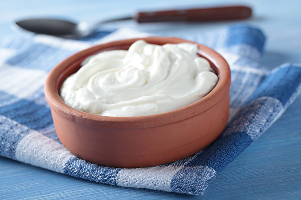 乳酪（yogurt）一詞，可能來自土耳其語的「yoğurmak」，意思是變稠或凝結。（Fotolia） Greek yogurt in a pot（Fotolia）