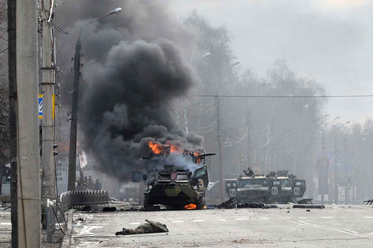 圖為2022年2月27日，俄軍一輛裝甲車在哈爾科夫被烏軍摧毀。（SERGEY BOBOK/AFP via Getty Images）
