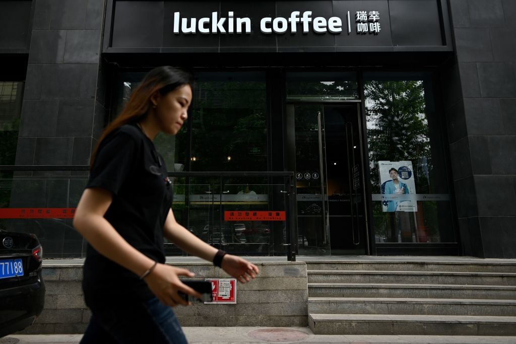 瑞幸咖啡將面臨巨額的索賠，高管也將面臨刑罰。（WANG ZHAO/AFP via Getty Images）