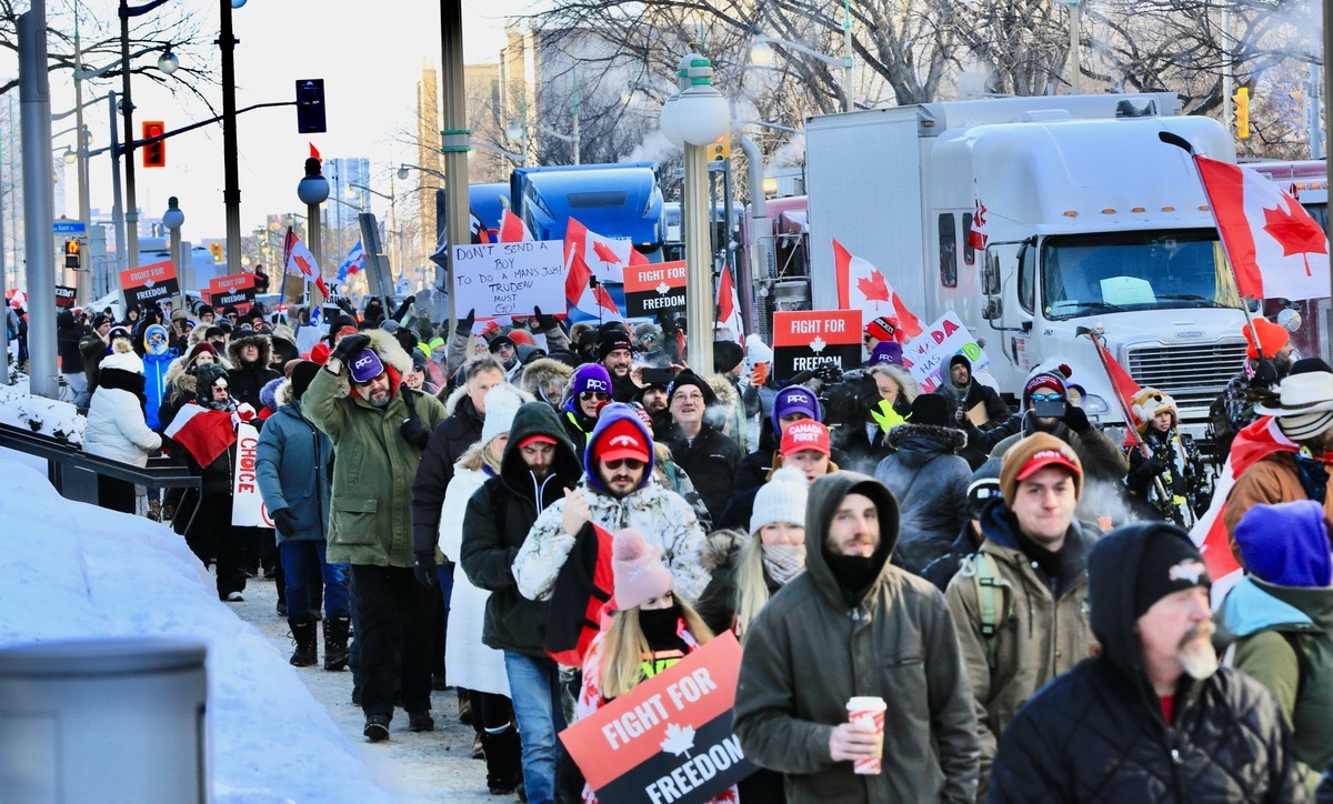 加拿大卡車司機的抗議活動正在全球蔓延。圖為加拿大卡車司機和支持者聚集在首都渥太華。（任喬生／大紀元）