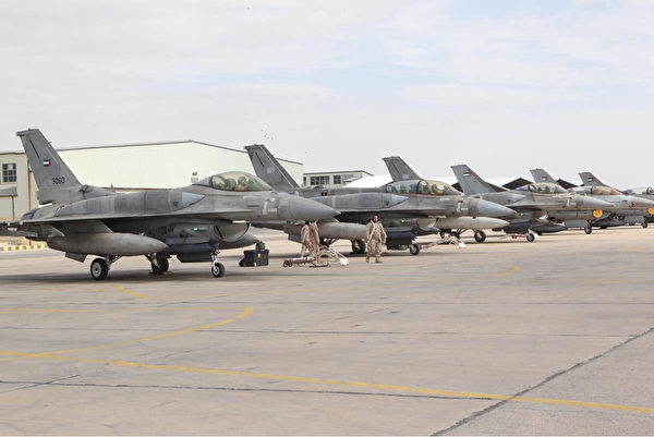圖為阿聯酋空軍部隊進駐約旦基地。（PETRA via Getty Images）
