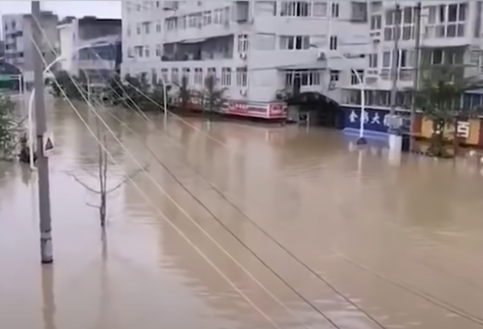 2020年8月16日，四川成都多地遭遇嚴重洪水。（影片截圖）