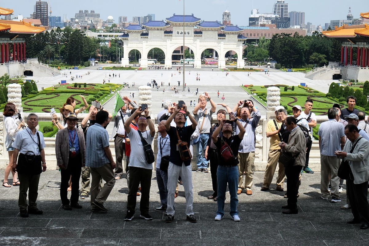 中共當局在7月31日宣佈，赴台灣自由行自8月1日起暫停。圖為2017年5月18日，參訪台北中正紀念堂的遊客。（SAM YEH/AFP/Getty Images）