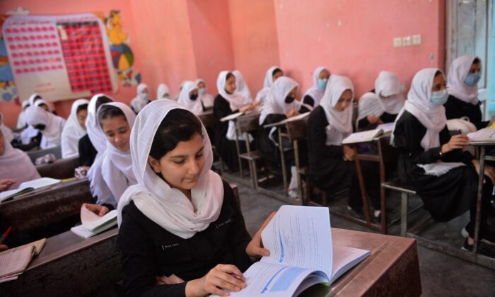 在阿富汗城市赫拉特（Herat）的一所學校上課的女孩。攝於2021年5月9日。（Hoshang Hashimi/AFP via Getty Images）