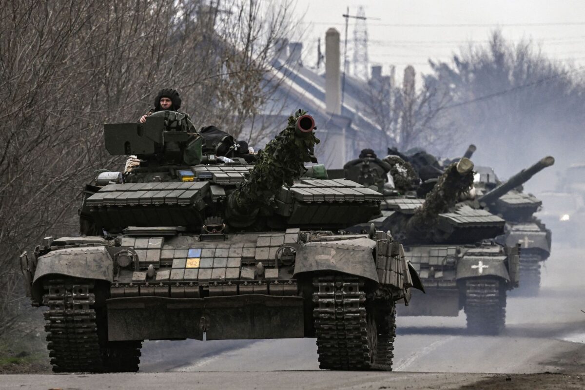 2023年3月20日，頓涅茨克州，烏克蘭坦克向巴赫穆特方向行進。（Aris Messinis/AFP via Getty Images）