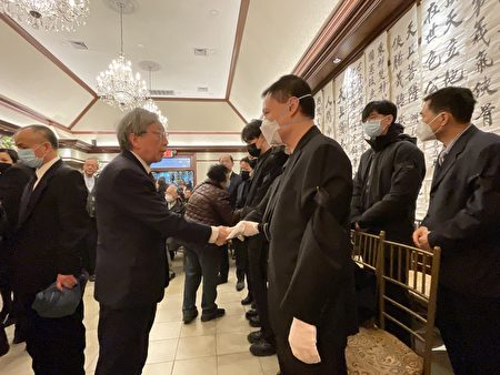 胡平向李進進的家屬表達慰問。（林丹/大紀元）