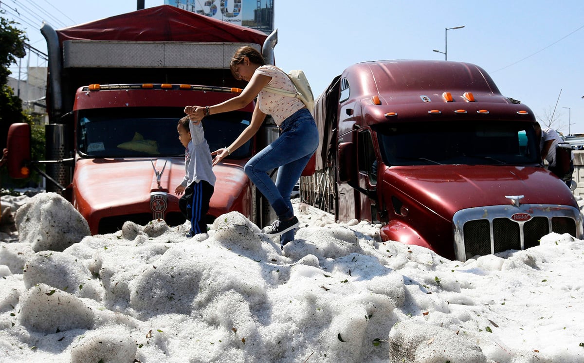 盛夏裏的墨西哥城市瓜達拉哈拉（Guadalajara）地面上竟然堆起厚及1.5米的冰塊。（ULISES RUIZ/AFP）
