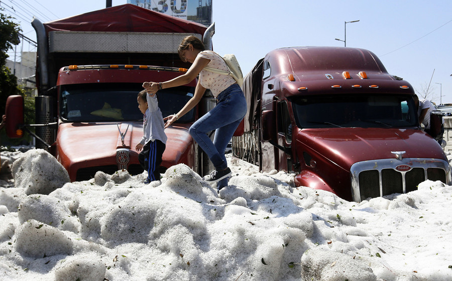 盛夏下冰雹 1.5米厚冰塊嚇壞墨西哥人