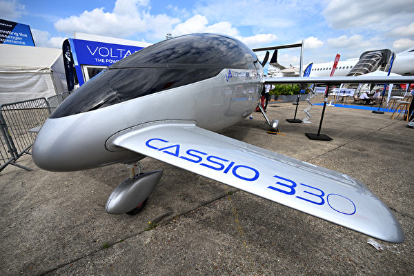2023年6月19日，法國勒布爾熱（Le Bourget），在巴黎國際航空展期間，現場展出一架混合動力電動飛機Voltaero Cassio 330。（Emmanuel Dunand/AFP）