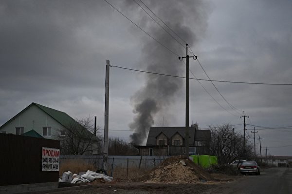 2022年2月24日，烏克蘭首都基輔西北部的霍斯托梅爾鎮和安托諾夫機場附近升起濃煙。（Daniel LEAL / AFP）