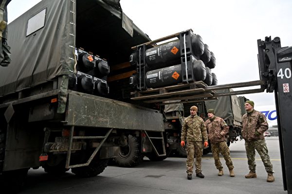 圖為2022年2月11日，烏克蘭士兵往卡車上裝載美國援助的FGM-148標槍導彈。(Sergei Supinsky/AFP)