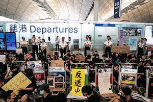 香港機場取消航班 澳旅客見證示威秩序良好