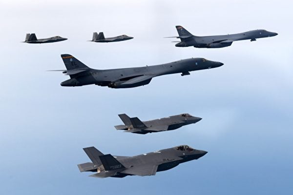 2023年2月2日，美軍的F-22戰鬥機、B-1B轟炸機和南韓的F-35戰鬥機在黃海上空演練。（美國印太空軍推特）