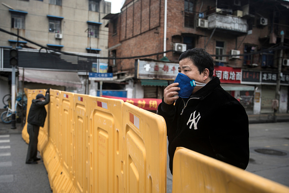 武漢疫情爆發後，居民區被封鎖。（Getty Images）