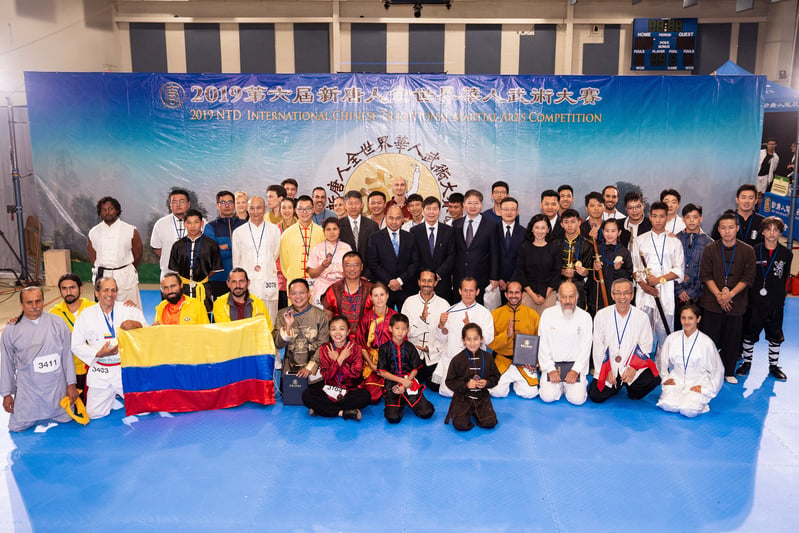 8月25日，第六屆新唐人武術大賽獲獎選手與評委們、主辦方負責人合照。（戴兵／大紀元）