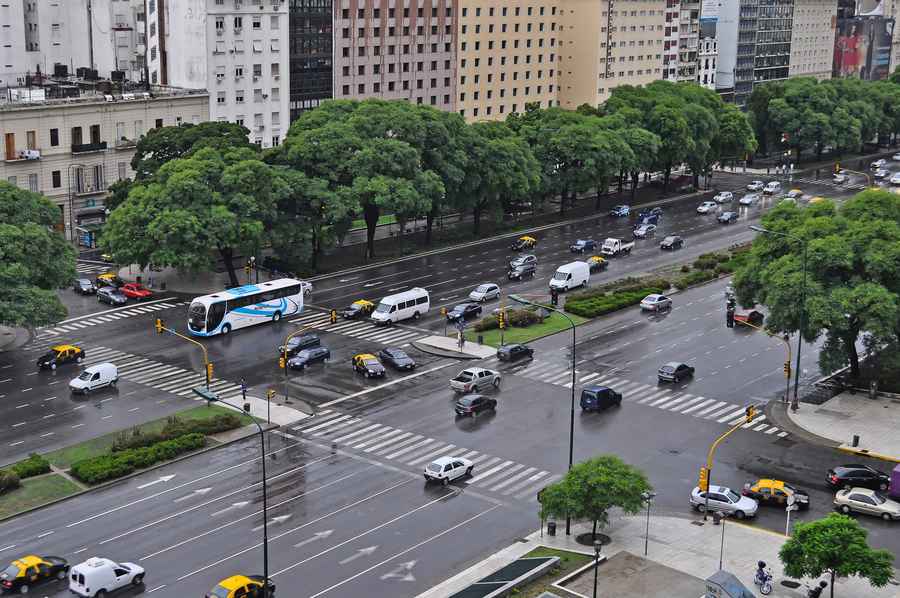 世界最寬的大道在阿根廷 有16個車道