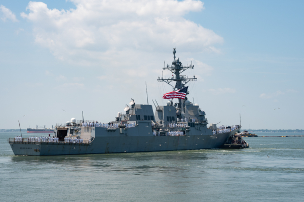 2025年6月24日,阿利‧伯克級導彈驅逐艦「班布里奇號」(DDG 96)離開諾福克海軍基地,作為福特號航空母艦打擊群的一部份,執行定期部署。(U.S. Navy photo by Mass Communication Specialist 1st Class Anderson W. Branch)