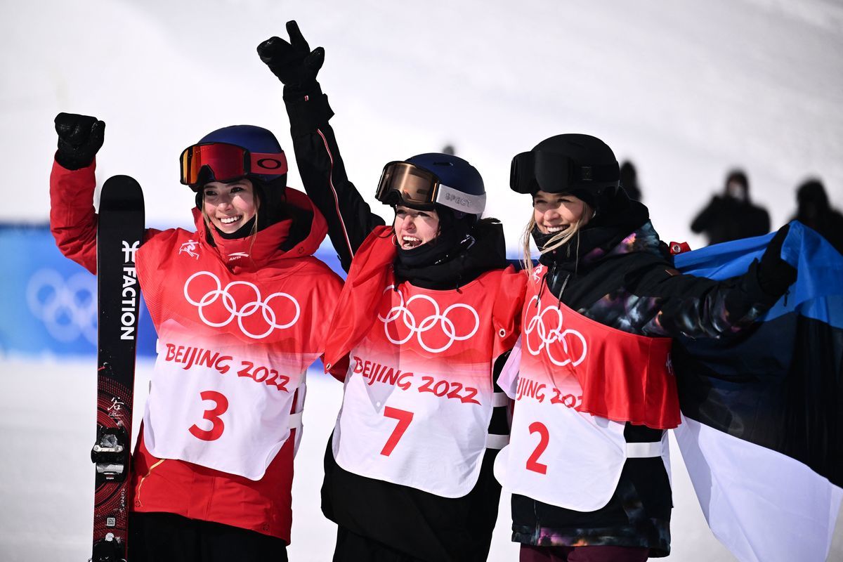2022年2月15日，在2022冬奧會自由式滑雪女子坡面障礙技巧決賽中，瑞士好手格雷莫德（中）以86.56分的成績，領先代表中國出場的谷愛凌（左）0.33分，奪得冠軍。愛沙尼亞名將希爾達魯（右）位居第三。（Marco Bertorello/AFP via Getty Images）