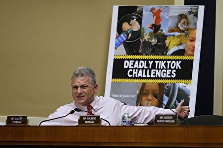 2023年3月23日，TikTok行政總裁周受資（Shouzi Chew）在美國國會眾議院參加聽證。圖為國會議員Buddy Carter就TikTok保護美國青少年用戶不足問題上提問。（Chip Somodevilla/Getty Images）