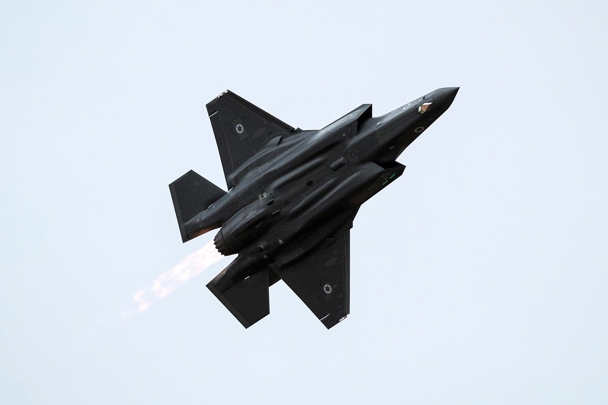 以色列總理內塔尼亞胡在7月9日警告伊朗說，伊朗在F-35戰機的攻擊範圍之內。圖為2017年12月27日，以色列一架F-35戰機飛行於內蓋夫沙漠上空。（JACK GUEZ/AFP/Getty Images）