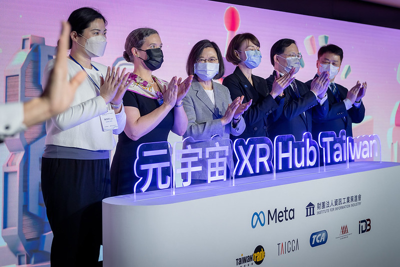 2022年5月6日，台灣總統蔡英文（右4）出席「Meta元宇宙 XR Hub Taiwan」啟動典禮。（總統府提供）