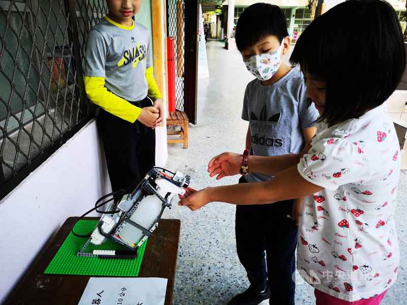 台小學生創酒精消毒機械人防疫 獲外媒青睞