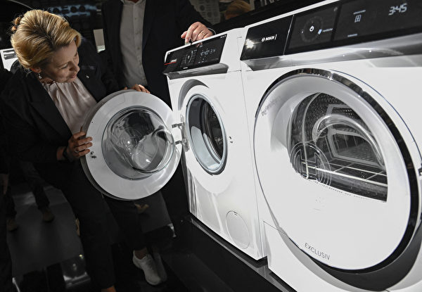 2022年9月2日,德國,「柏林國際電子消費品展覽會」(IFA)舉行期間,柏林市市長弗蘭齊斯卡・吉菲(Franziska Giffey)正在觀看一台Bosch(Bosch)洗衣機。(John Macdougall/AFP)