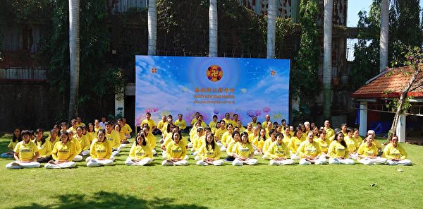 越南法輪功學員恭祝師父新年好。（明慧網）