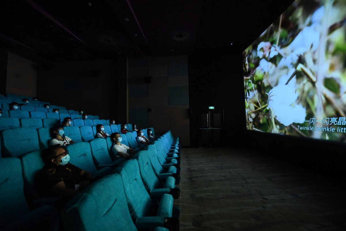 2020年7月20日，觀眾在浙江杭州的一家電影院中觀看電影。（STR/AFP via Getty Images）