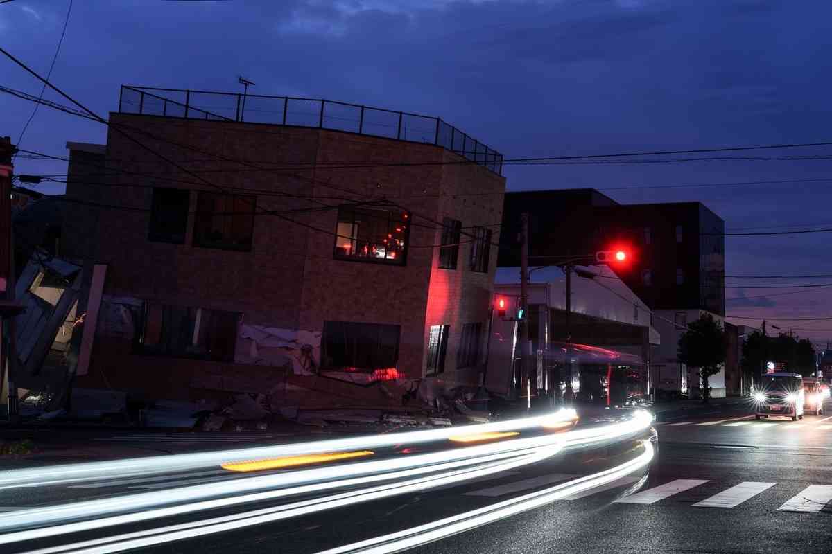 2026年7月29日夜間，日本熊本縣八代市一棟房屋在地震中坍塌。（Tomohiro Ohsumi/Getty Images）