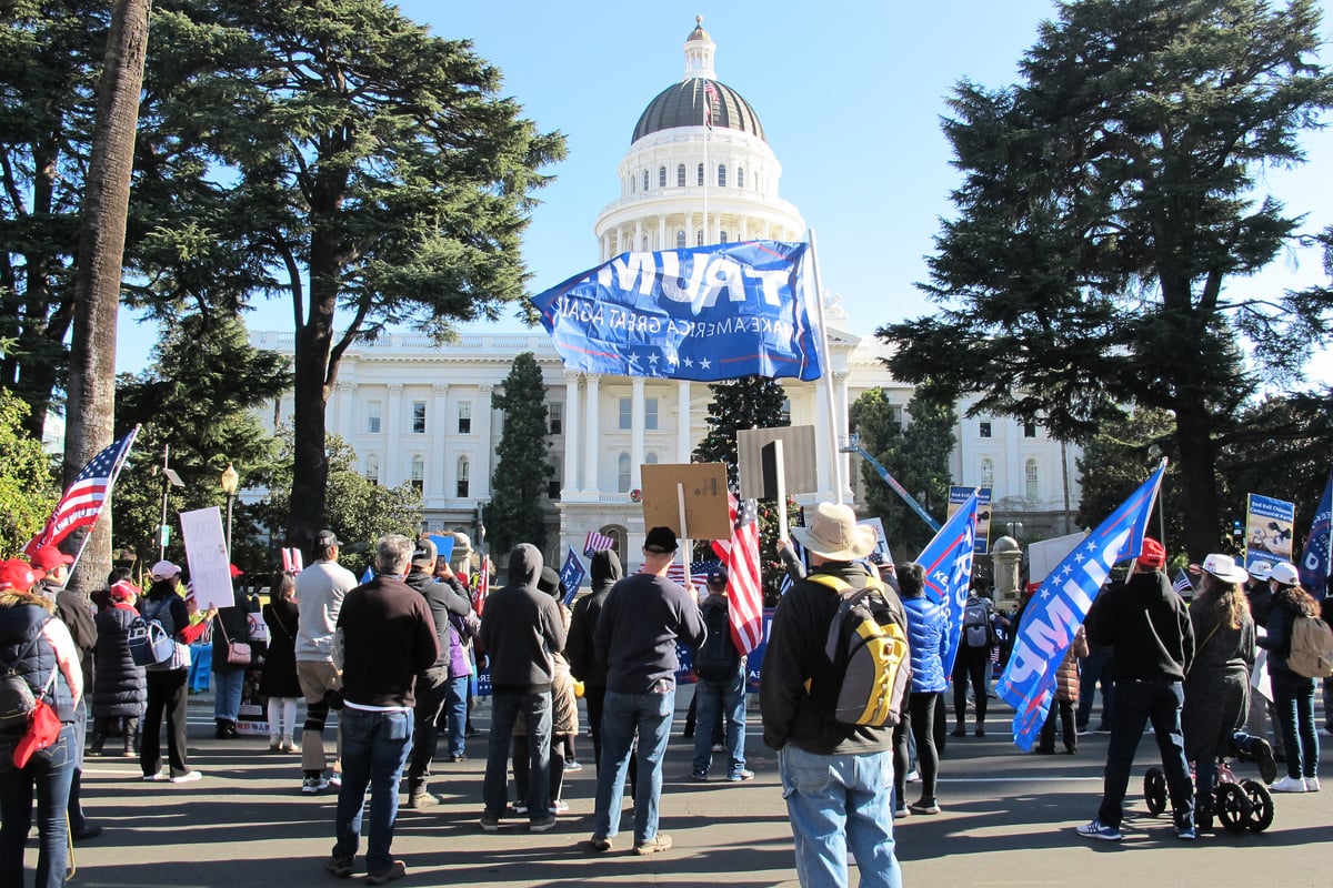 12月19日，在加州首府沙加緬度政府大樓前，民眾揮舞著美國國旗等旗幟，表示絕不容許竊選。（大紀元）