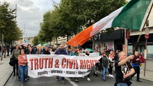愛爾蘭數千人集會遊行 抗議政府疫苗令