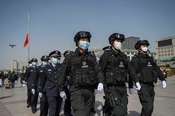 2020年4月4日，中共警察在北京火車站。（Kevin Frayer/Getty Images）