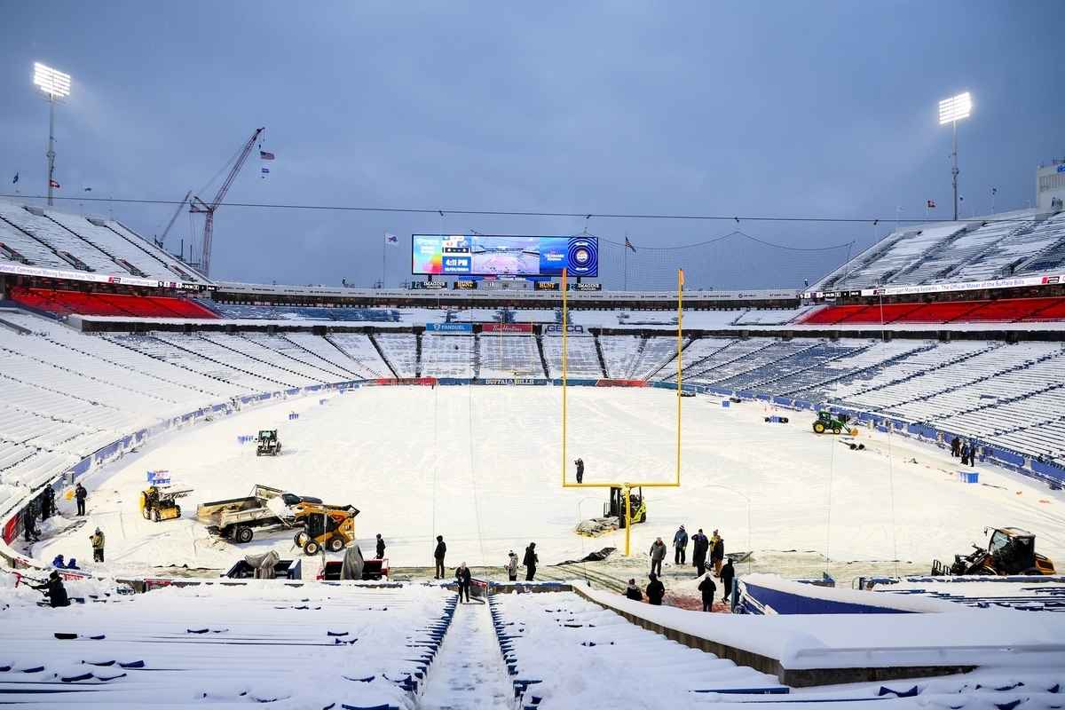 2024年12月1日,紐約州奧查德帕克(Orchard Park)海馬克體育場(Highmark Stadium),在布法羅比爾隊(Buffalo Bills)迎戰三藩市49人隊(San Francisco 49ers)之前,體育場工作人員正在清理露天場地上厚厚的積雪。 (Timothy T Ludwig/Getty Images)