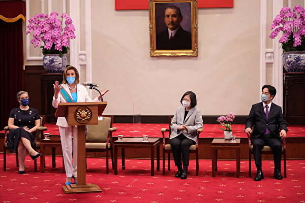 2022年8月3日,台灣,美國眾議院議長佩洛西(Nancy Pelosi,左二)接受台灣總統蔡英文(右二)頒發「特種大綬卿雲勳章」後發表講話。(Chien Chih-Hung/Office of The President via Getty Images)