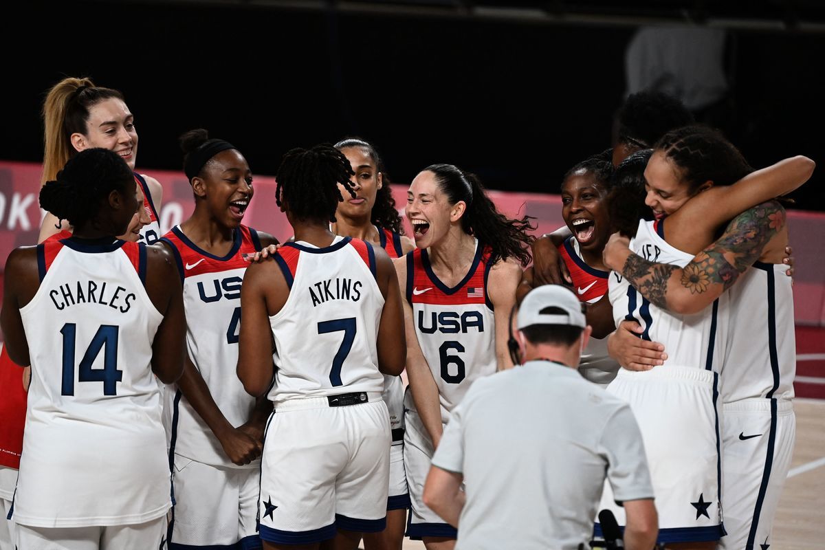 2021年8月8日，東奧會最後一日，在女籃決賽中，強大的美國隊兵不血刃以90:75戰勝東道主日本隊，實現奧運「七連冠」。（MOHD RASFAN/AFP via Getty Images）