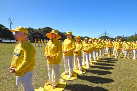 2025年10月11日,澳洲法輪功學員在悉尼水濱公園Jubilee Park舉行排字活動。(沈科/大紀元)