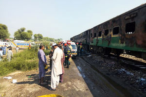 做飯闖大禍 巴基斯坦列車起火 73死百傷